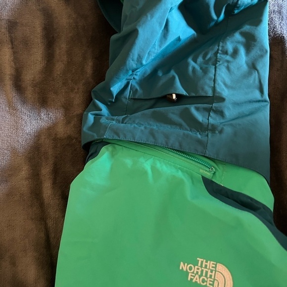 The NorthFace Women's Ski HyVent Jacket. - Picture 11 of 14